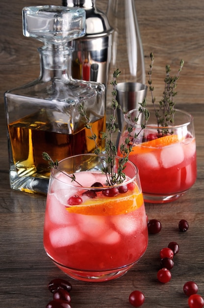 Cocktail Cranberry Orange Bourbon Smash con un toque picante de tomillo