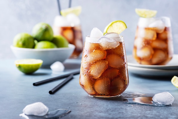 Foto cocktail cuba libre com rum, limão e cola