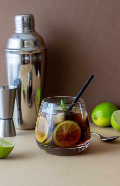 Cocktail Cuba Libre mit Limette und Eis. Rum und Cola Alkoholische Getränke