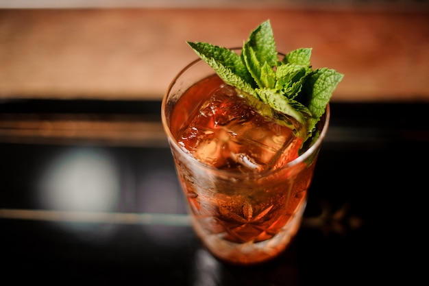 Cocktail de álcool com folhas de hortelã