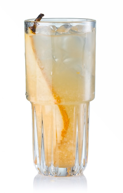 Foto cocktail de álcool de frutas com fatia de pêra isolado