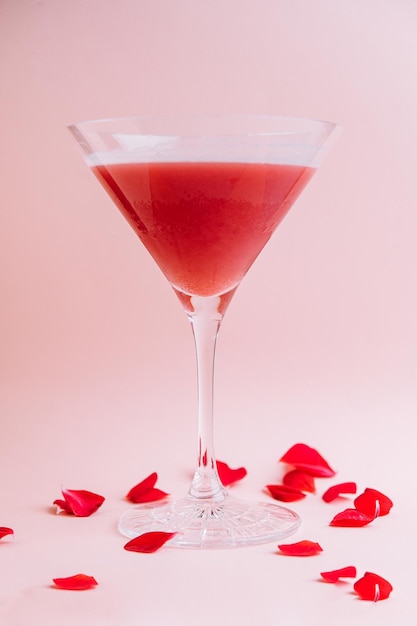 Cocktail de álcool de morango em copo de martini