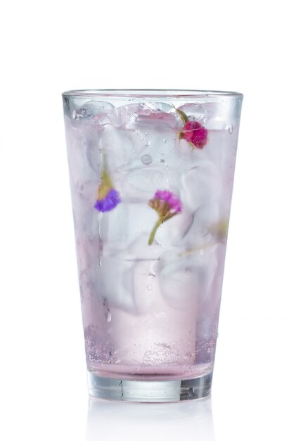 Cocktail de álcool-de-rosa com botão de flor rosa isolado