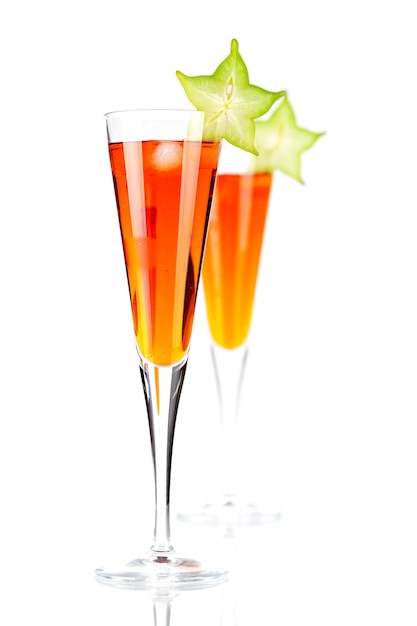 Cocktail de álcool laranja com carambola