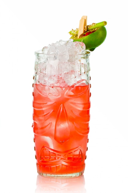 Cocktail de álcool red tiki com isolatet de limão