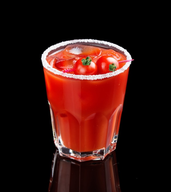 Foto cocktail de álcool vermelho bloody mary isolado