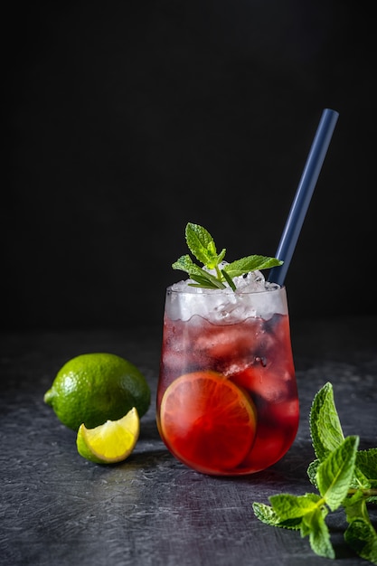 Cocktail de amora com guarnição de hortelã e limão