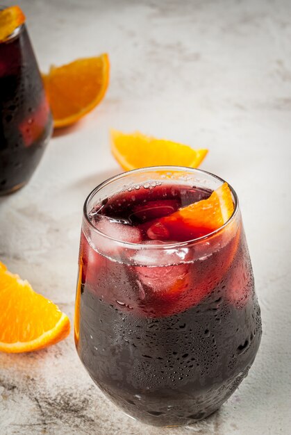 Cocktail de bebida refrescante tradicional verão espanhol Tinto de verano. Com gelo de vinho e pedaços de laranja fresca