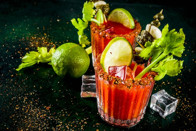 Cocktail de Bloody Mary picante com enfeite