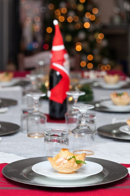 Cocktail de camarão na massa folhada na mesa de natal