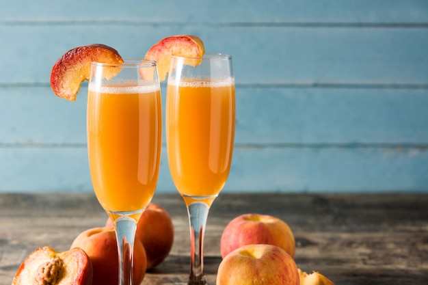 Cocktail de champanhe Bellini em copo de cristal