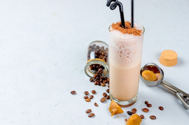 Cocktail de chocolate ao leite ou café batido frio com leite