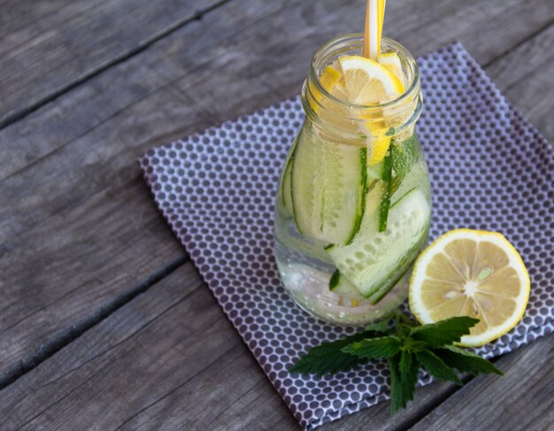 Cocktail de desintoxicação com pepino e limão na madeira cocktail fresco de verão