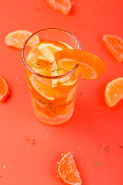 Cocktail de fruta laranja, água de desintoxicação na superfície laranja