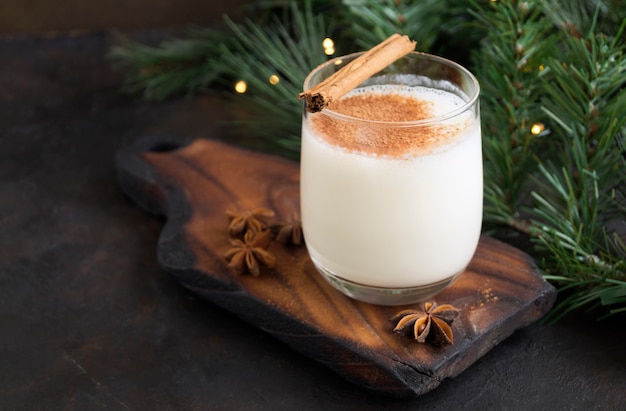 Cocktail de gemada e galhos de árvores de Natal