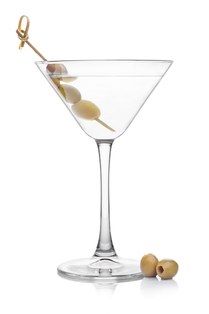 Cocktail de gin vodka martini em vidro clássico com azeitonas em vara de bambu com azeitonas verdes frescas sobre fundo branco
