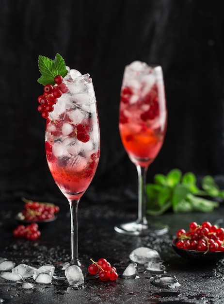 Cocktail de groselha fresca. Cocktail de verão fresco com groselha e cubos de gelo