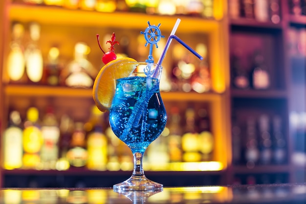 Cocktail de lagoa azul no bar