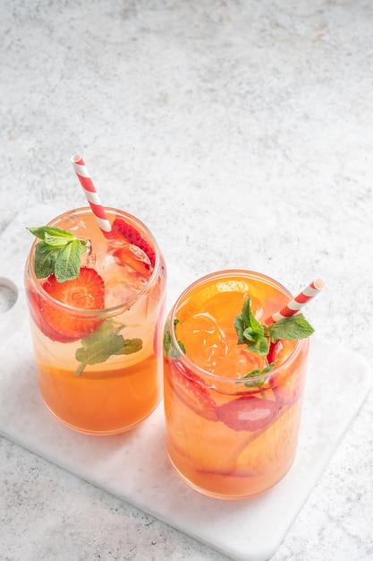 Cocktail de laranja com morangos bebida de verão