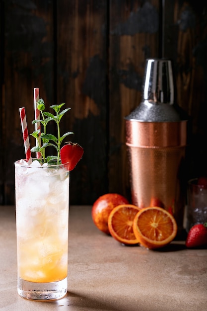 Cocktail de laranja de sangue com gin