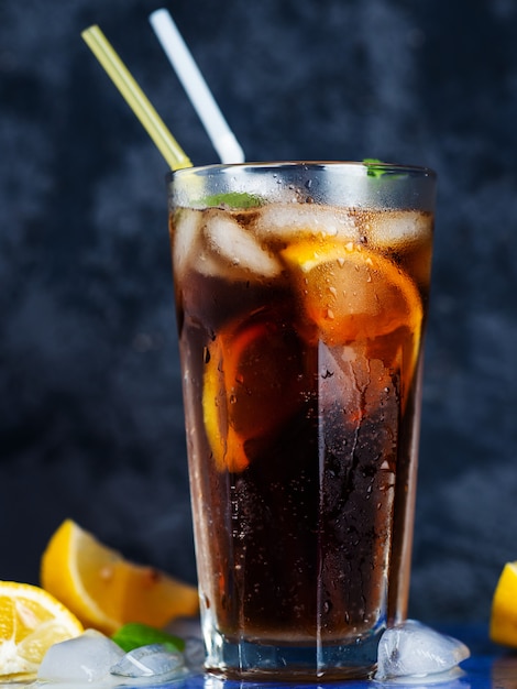 Cocktail de Long Island na superfície escura