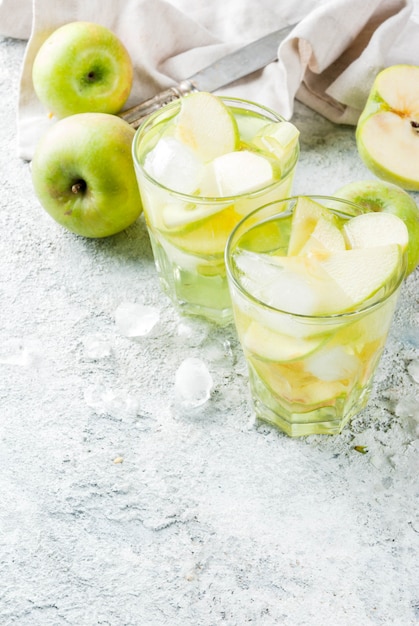 Cocktail de maçã ácida ou água de desintoxicação com infusão, bebida fria de verão. no espaço da cópia da mesa de pedra cinza