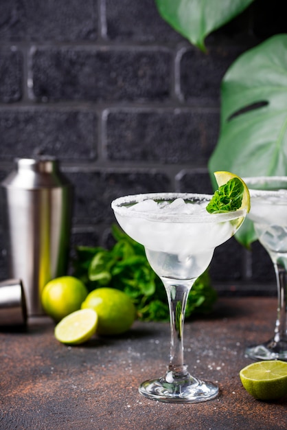 Cocktail de Margarita com limão e gelo