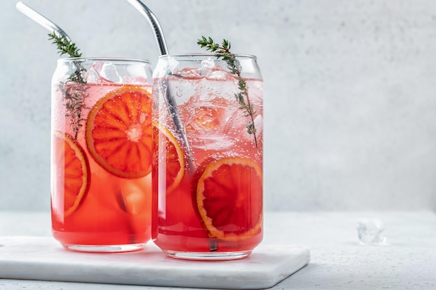 Cocktail de margarita de laranja sanguínea com gelo e tomilho