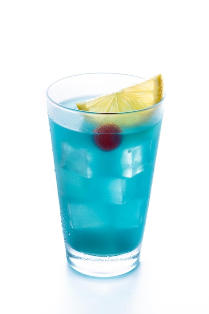 Cocktail de martini azul profundo isolado no fundo branco