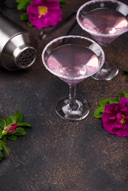 Cocktail de martini rosa com calda de rosas