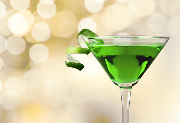 Cocktail de Martini verde em vidro no fundo desfocado