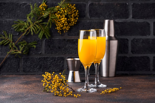 Cocktail de mimosa com suco de laranja