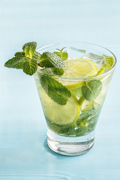 Cocktail de mojito com limão e hortelã
