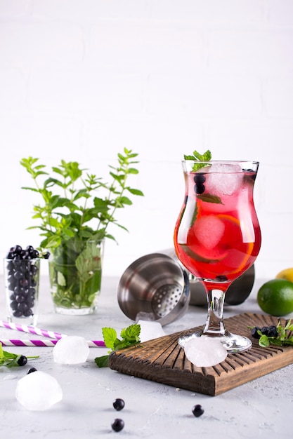 Cocktail de mojito de verão fresco mirtilo. Limonada de mirtilo ou sangria em branco