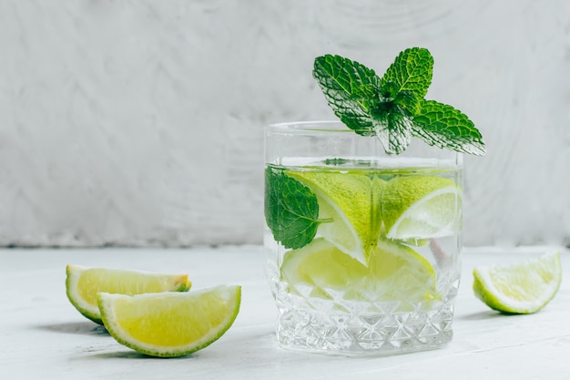 Cocktail de mojito de verão refrescante.