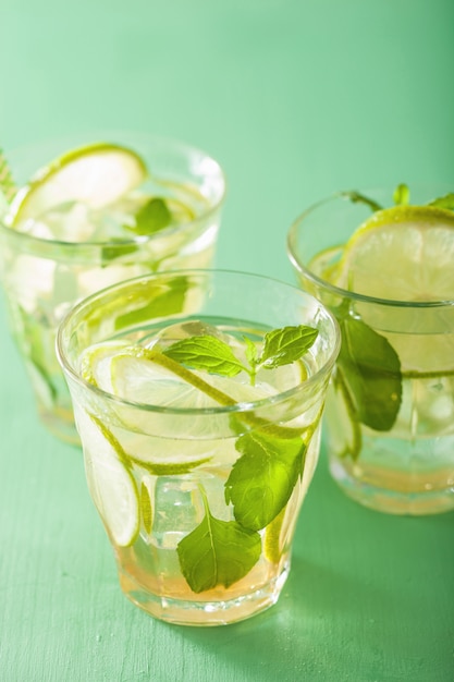 Cocktail de mojito fresco sobre mesa verde