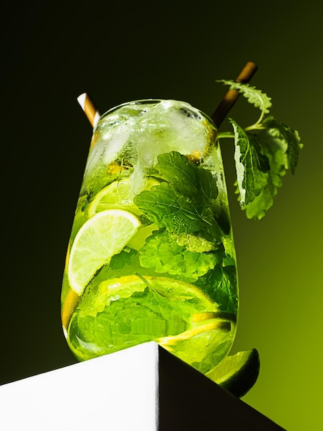 Cocktail de Mojito no pódio com dois tubos de papel