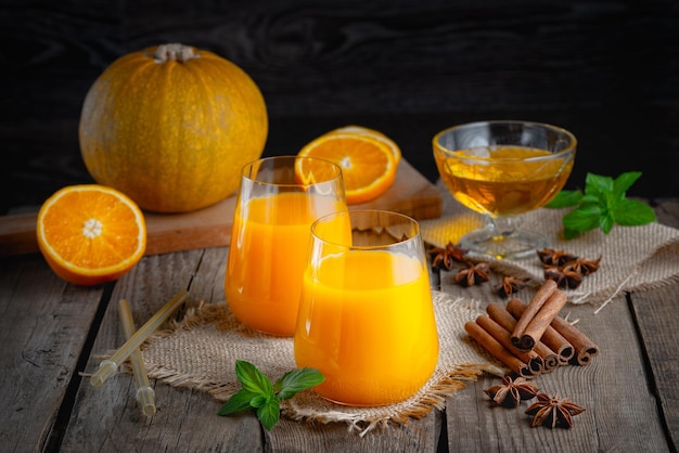 Cocktail de outono com especiarias de abóbora e laranja com canela