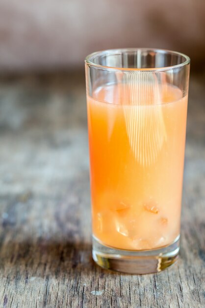 Cocktail de toranja e tequila com paloma