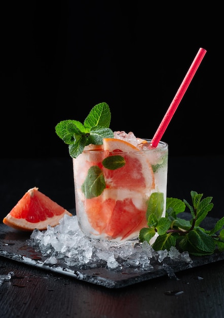 Cocktail de toranja fresca Cocktail de verão fresco com toranja e gelo Copo de toranja mojito Copiar espaço