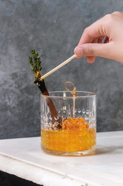 Cocktail de uísque laranja