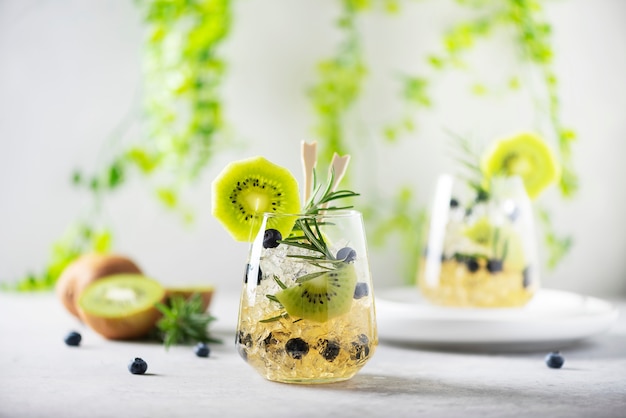 Cocktail de verão com kiwi