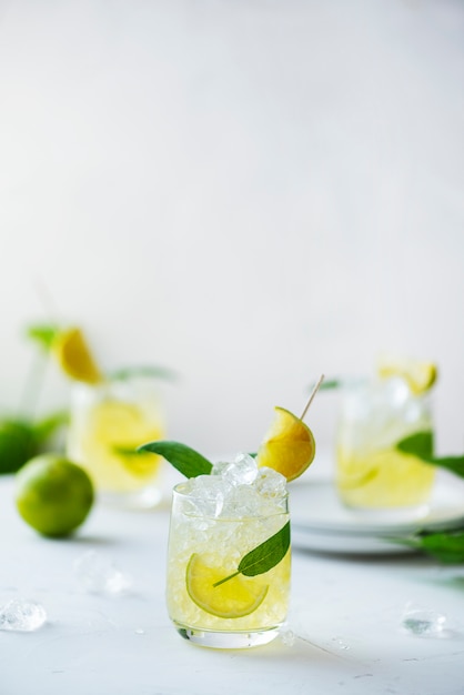 Cocktail de verão com sálvia e limão