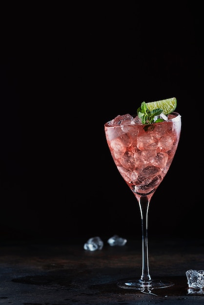 Cocktail de verão com vinho rosé