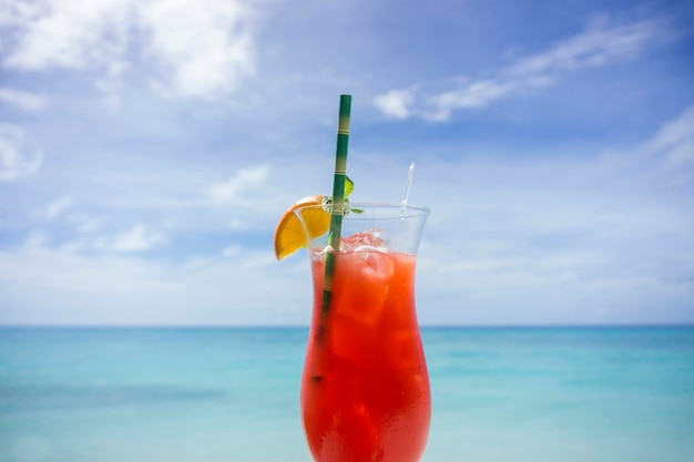 Cocktail de verão contra o fundo do mar e céu tropical