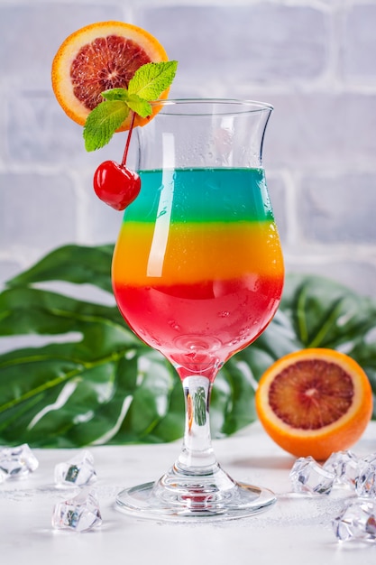 Cocktail de verão em camadas de arco-íris