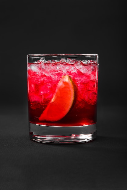 Cocktail de verão em preto isolado