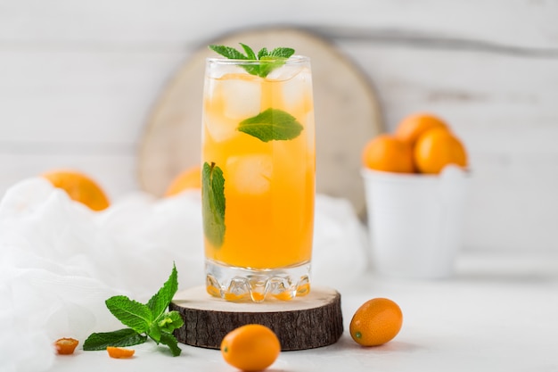 Cocktail de verão fresco com suco de laranja e cubos de gelo. Copo de refrigerante de laranja