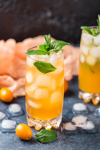 Cocktail de verão fresco com suco de laranja e cubos de gelo. Copo de refrigerante de laranja