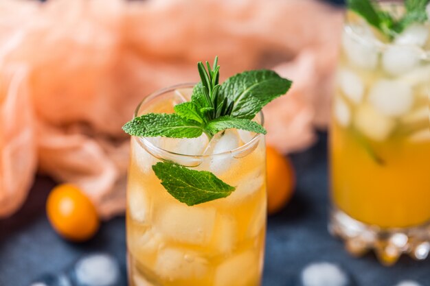 Cocktail de verão fresco com suco de laranja e cubos de gelo. Copo de refrigerante de laranja